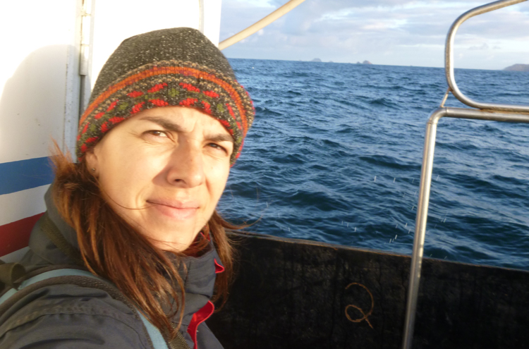 Ana Almeida a bordo de um barco de pesca