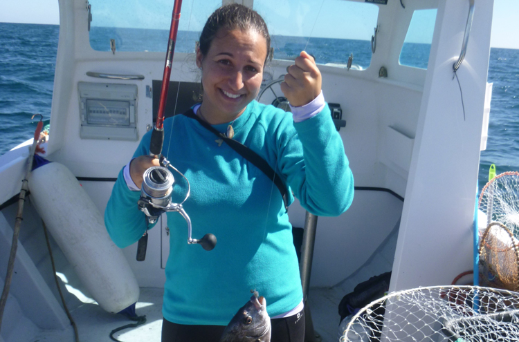 Elizabete Silva a segurar cana de pesca com peixe