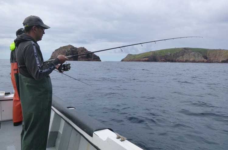 Pescadores a bordo da embarcação Dois Filhos