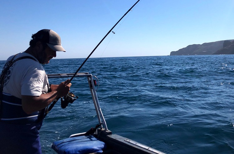 Mestre Rogério Leitão a pescar a bordo da embarcação Rainha da Praia