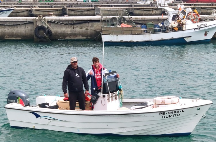 Pescadores a bordo da embarcação Rumito