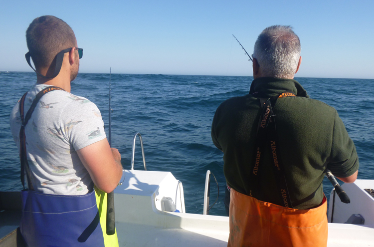 Pescadores a bordo da embarcação Carmo e Soares