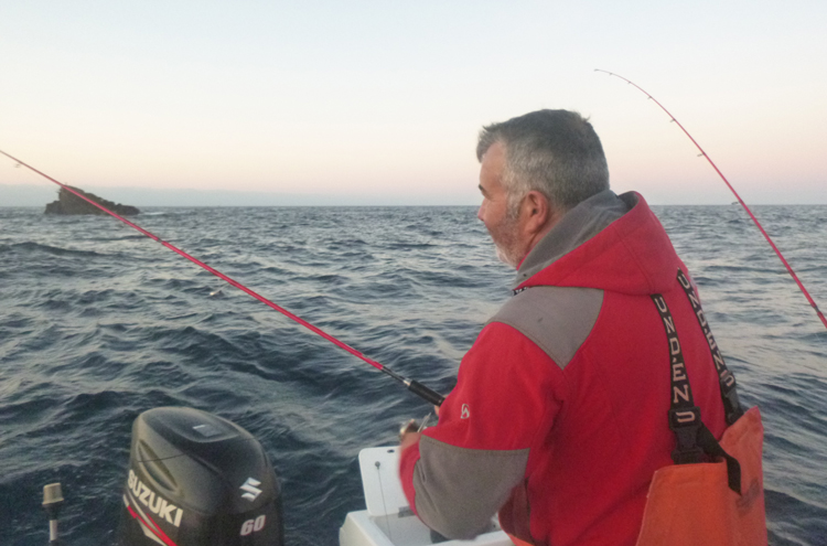 Hernâni Vicente a pescar a bordo da embarcação Robalo