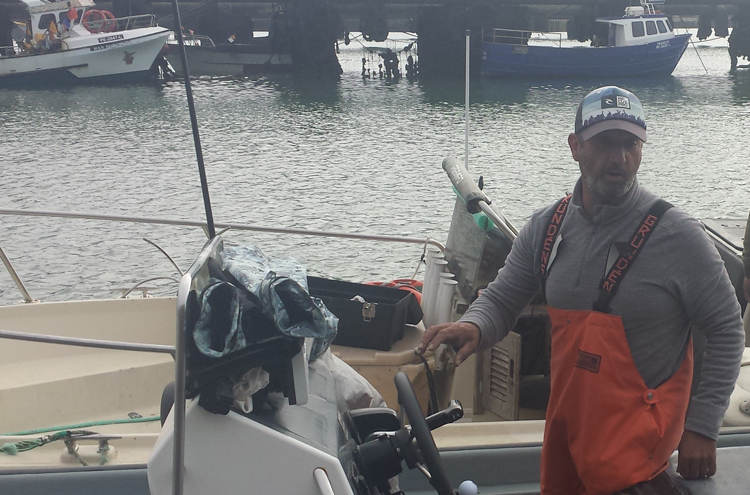 Mestre João Peres a bordo da sua embarcação