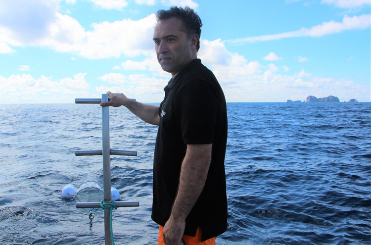 Sérgio Leandro a trabalhar no mar