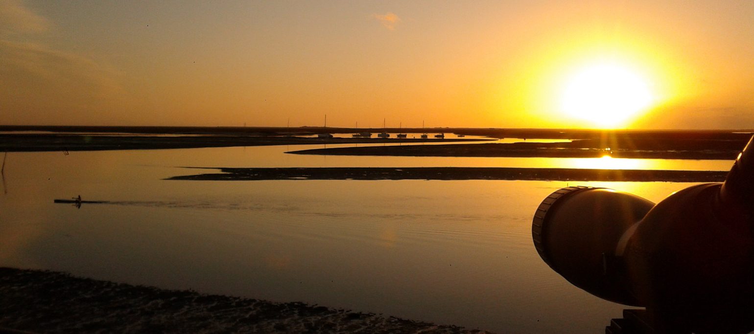 telescópio apontado para a Ria Formosa no Centro Ciência Viva do Algarve, ao pôr-do-sol