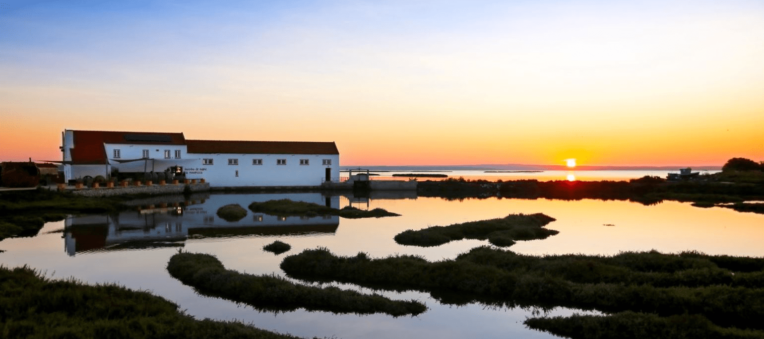 moinho de maré da Mourisca ao pôr-do-sol