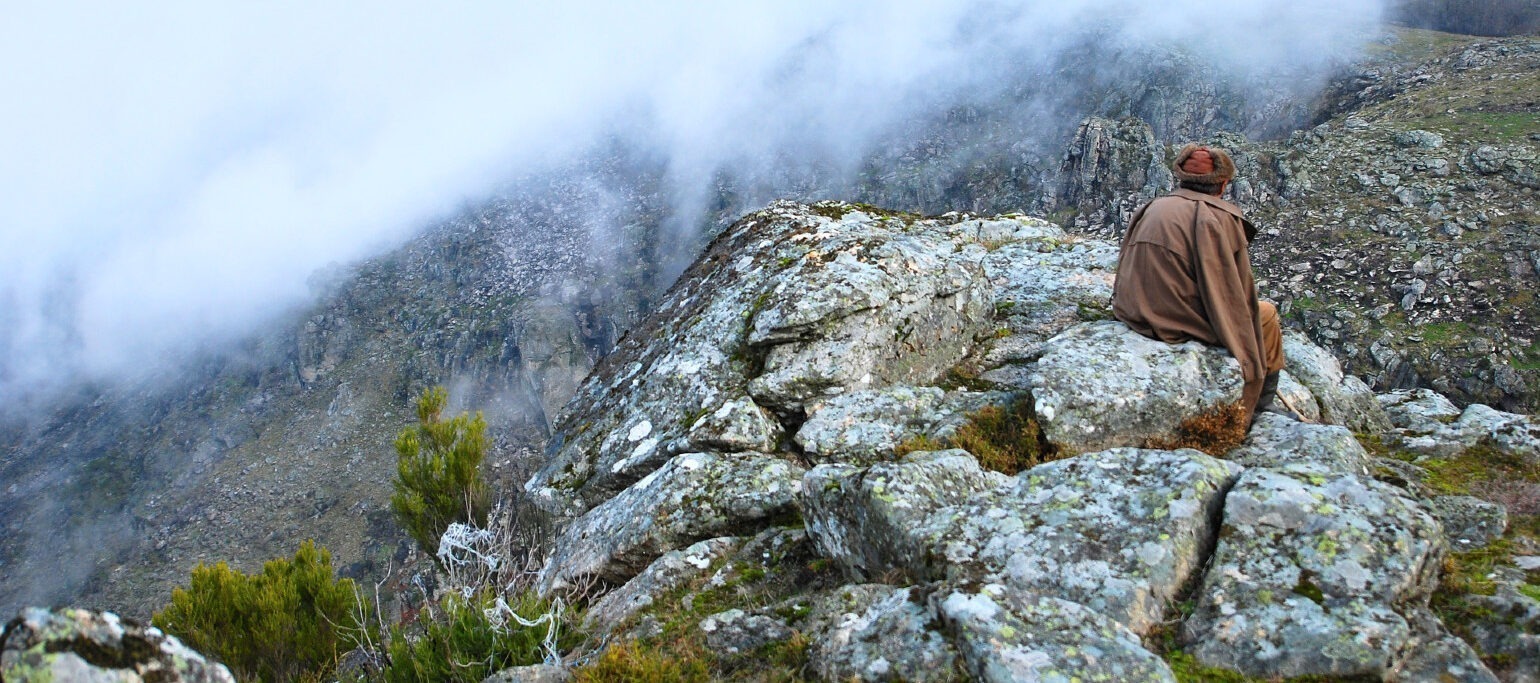 rochas na Serra do Alvão, com nevoeiro por trás