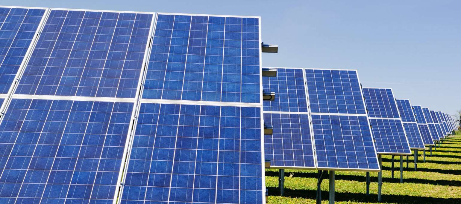 imensidão de painéis solares a cobrir um campo