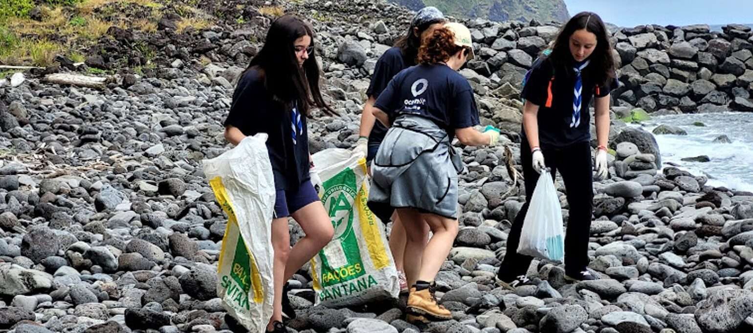 pessoas em limpeza de praia nos Açores, com t-shirts OceanLit