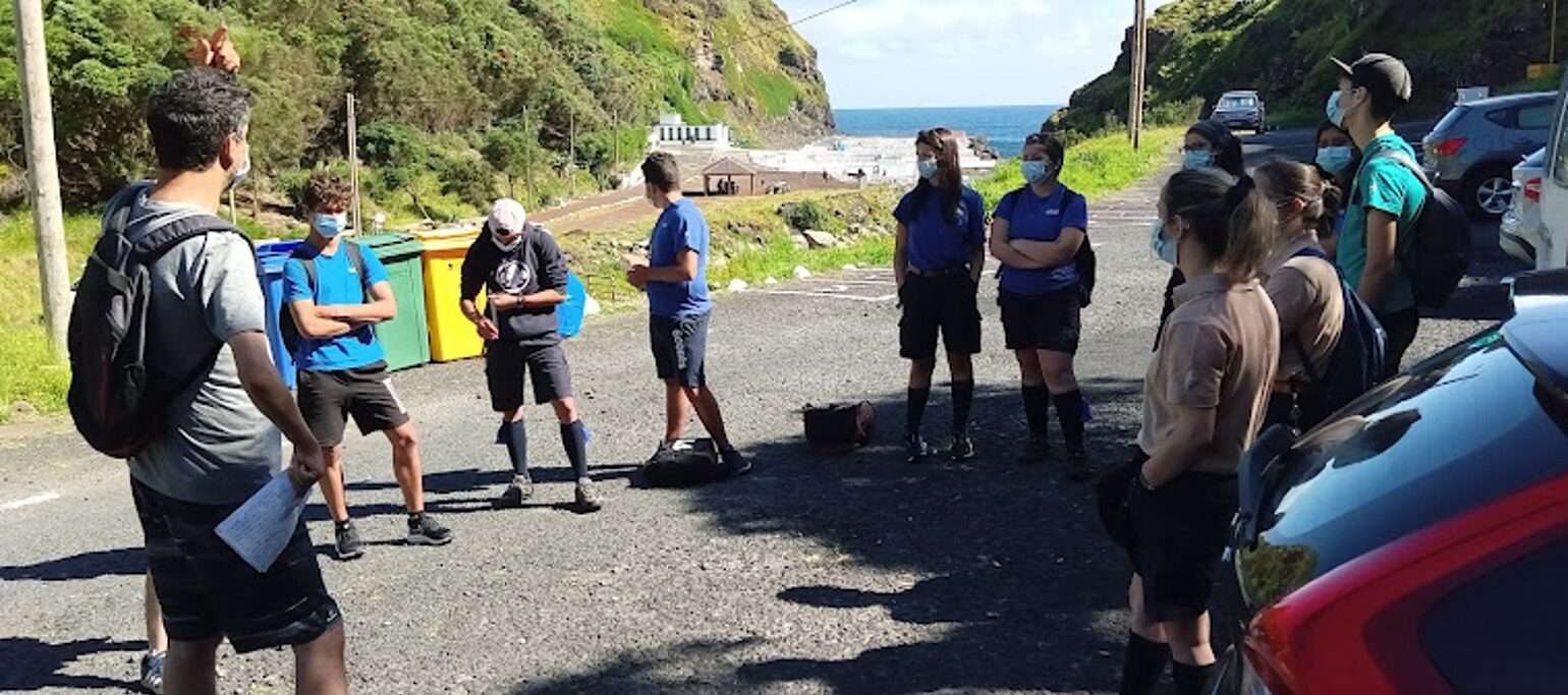 pessoas em limpeza de praia nos Açores