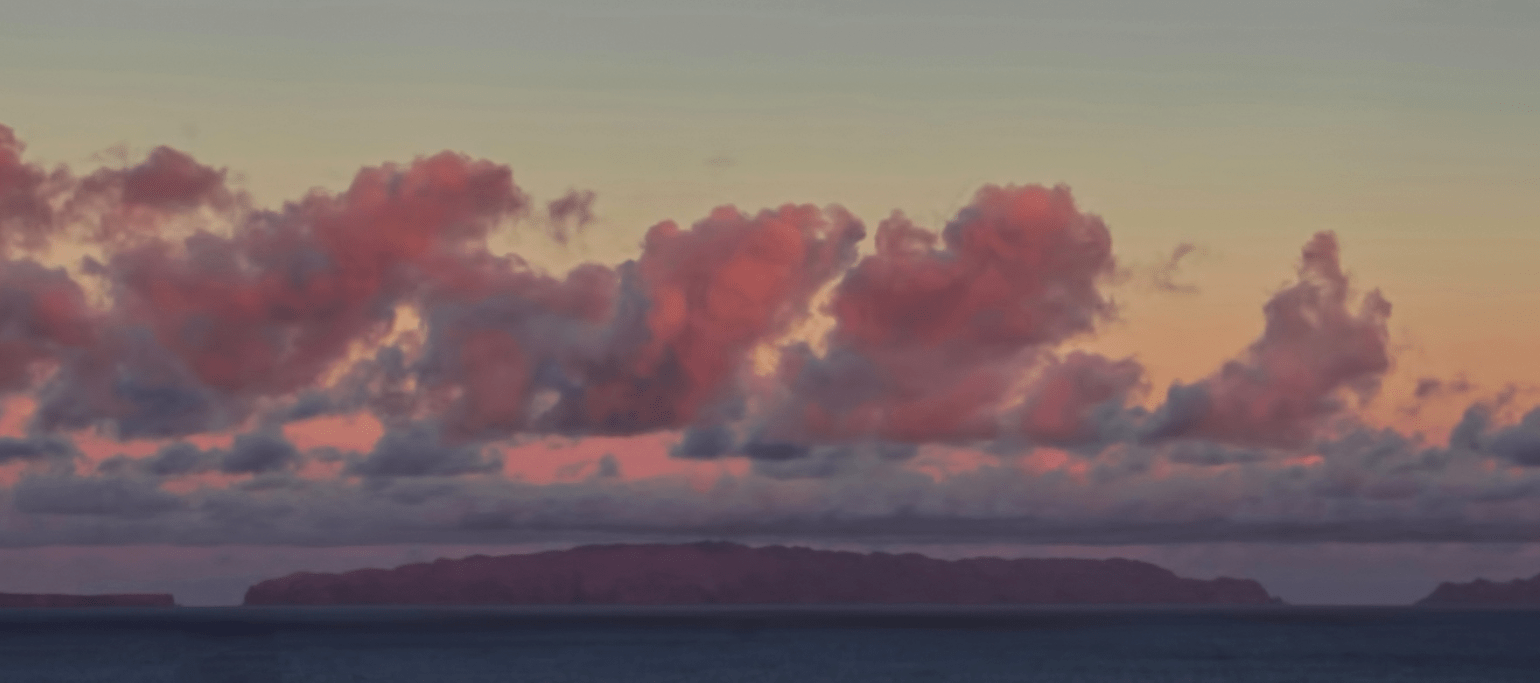 nuvens sobre ilha na Macaronésia, ao anoitecer