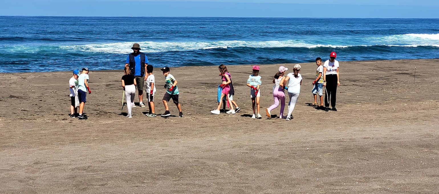 crianças em atividade de limpeza de praia (educação ambiental)