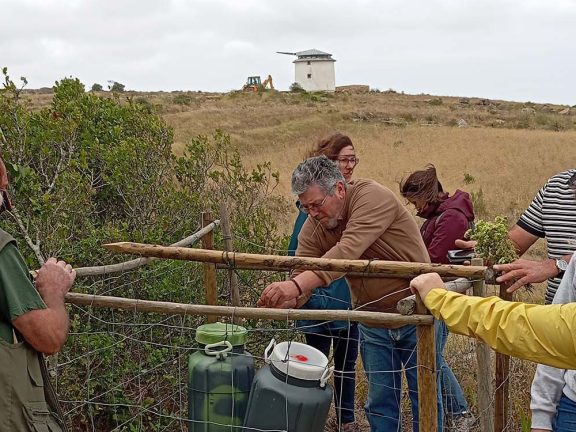 bebedouro para coelho e perdiz na Zona de Caça Associativa da Terrugem, a ser visitado por representantes da Comissão Europeia