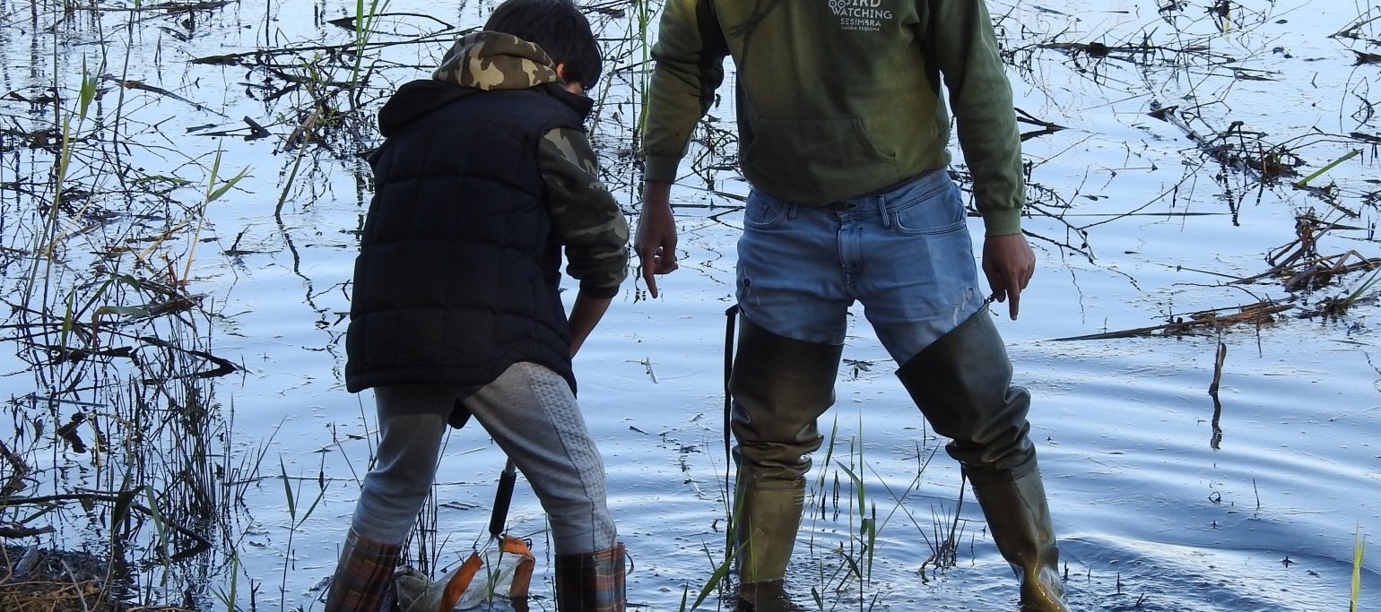 criança e adulto a recolher amostras na Lagoa Pequena