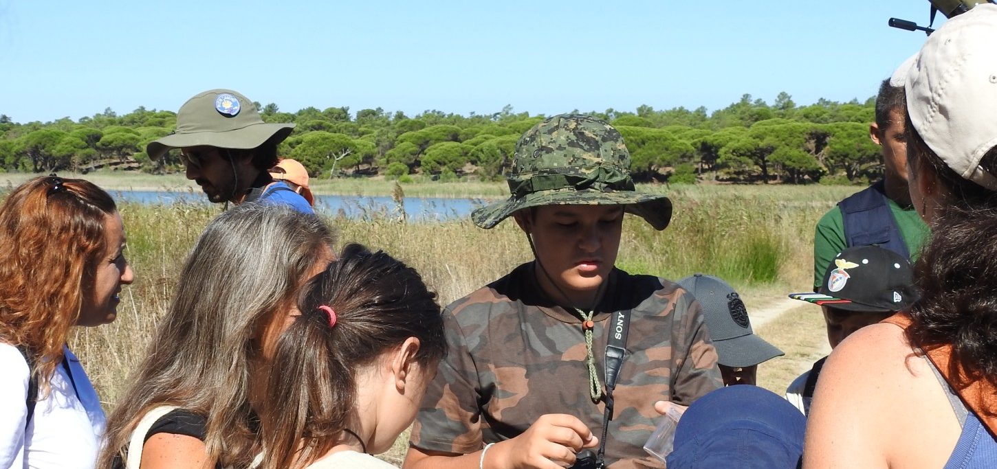 Vasco Fonseca a guiar uma visita à descoberta da Natureza da Lagoa Pequena