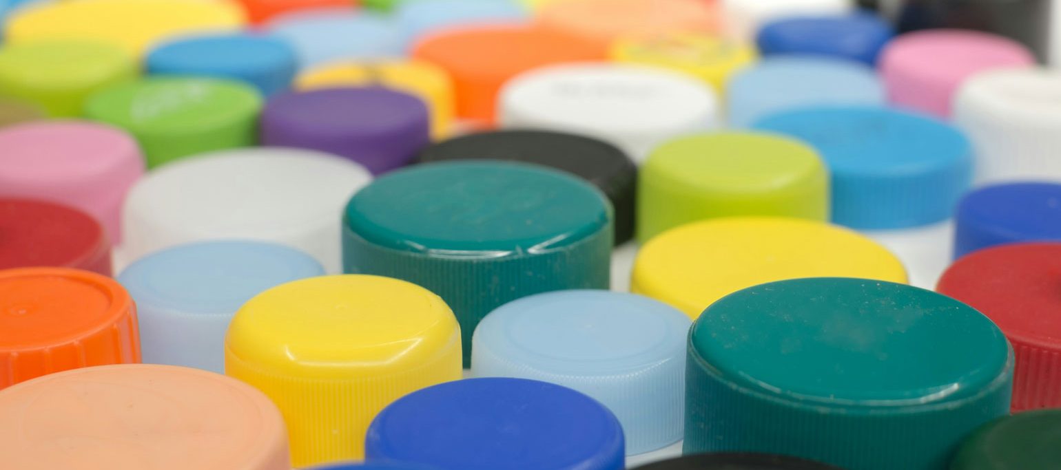 Tampinhas de plástico como as que serão recicladas em Cabo Verde