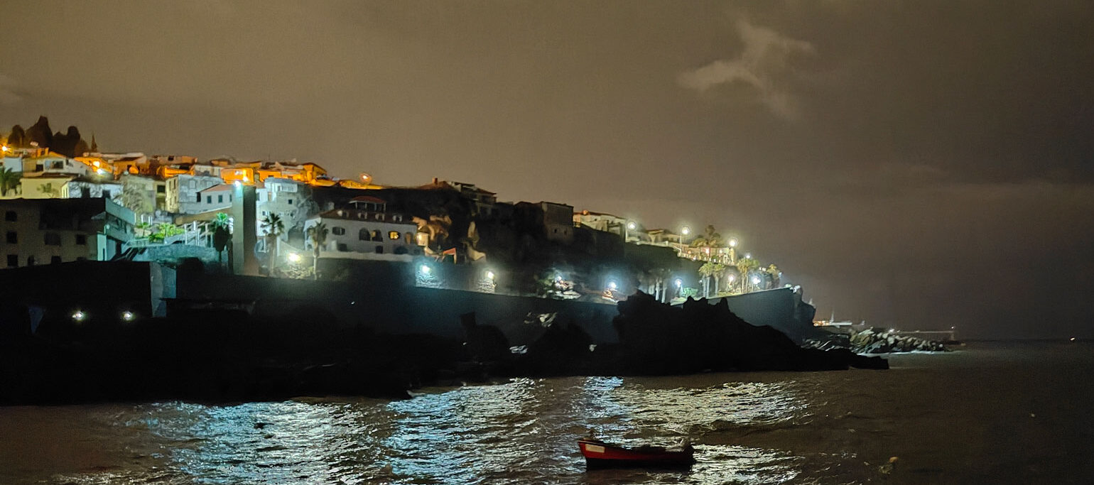 luzes artificiais a inundar o céu em Câmara de Lobos, na Madeira, pondo em perigo aves como a cagarra